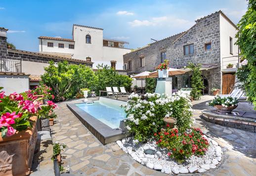 Residenza d’epoca di 375 mq, finemente ristrutturata e dotata di 582 mq di spazi esterni Image 4