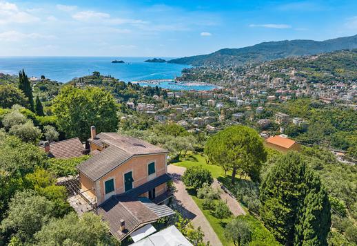 Prestigiosa proprietà di 400 mq in posizione collinare dominante a breve distanza da Portofino e Santa Margherita Ligure Image 1