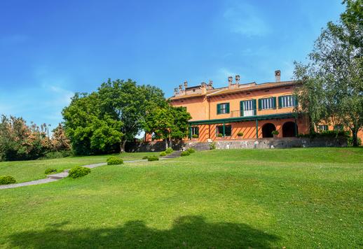 Villa storica di 2000 mq su due livelli con 5 camere e 5 bagni, immersa in un parco secolare a Grottaferrata, nel cuore dei prestigiosi Castelli Romani. Image 2
