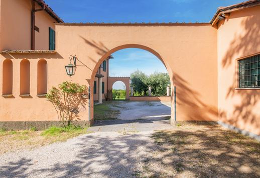 Villa storica di 2000 mq su due livelli con 5 camere e 5 bagni, immersa in un parco secolare a Grottaferrata, nel cuore dei prestigiosi Castelli Romani. Image 3