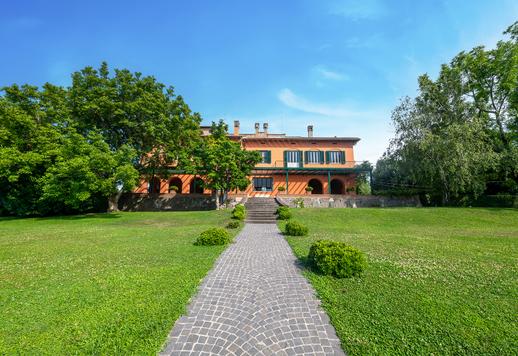 Villa storica di 2000 mq su due livelli con 5 camere e 5 bagni, immersa in un parco secolare a Grottaferrata, nel cuore dei prestigiosi Castelli Romani. Image 1