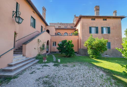 Villa storica di 2000 mq su due livelli con 5 camere e 5 bagni, immersa in un parco secolare a Grottaferrata, nel cuore dei prestigiosi Castelli Romani. Image 5