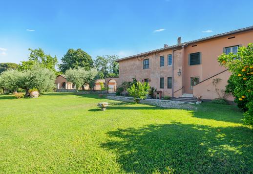 Villa storica di 2000 mq su due livelli con 5 camere e 5 bagni, immersa in un parco secolare a Grottaferrata, nel cuore dei prestigiosi Castelli Romani. Image 4
