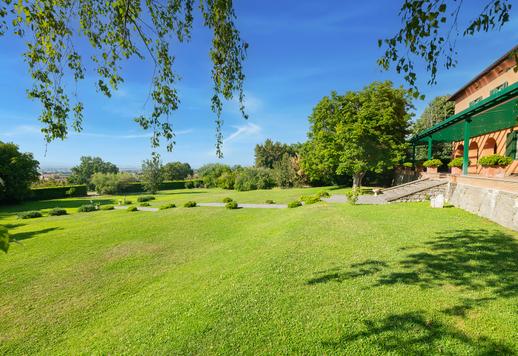 Villa storica di 2000 mq su due livelli con 5 camere e 5 bagni, immersa in un parco secolare a Grottaferrata, nel cuore dei prestigiosi Castelli Romani. Image 6