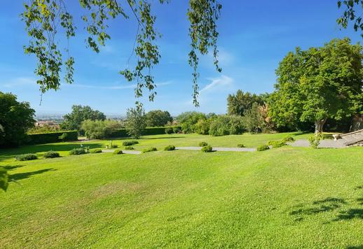 Historische Villa mit 2.000 m² auf zwei Ebenen, fünf Schlafzimmern und fünf Bädern, eingebettet in einen jahrhundertealten Park in Grottaferrata, im Herzen der prestigeträchtigen Castelli Romani. Image 6