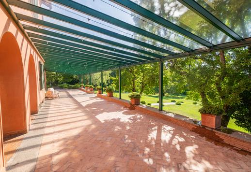 Villa storica di 2000 mq su due livelli con 5 camere e 5 bagni, immersa in un parco secolare a Grottaferrata, nel cuore dei prestigiosi Castelli Romani. Image 9
