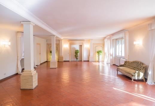 Historische Villa mit 2.000 m² auf zwei Ebenen, fünf Schlafzimmern und fünf Bädern, eingebettet in einen jahrhundertealten Park in Grottaferrata, im Herzen der prestigeträchtigen Castelli Romani. Image 9