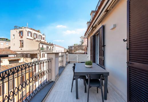 Dimora d’alta rappresentanza al penultimo piano di maestoso palazzo storico nel tessuto più esclusivo di Roma Image 4