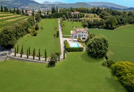 Exklusive Residenz mit 575 m² Bruttofläche auf zwei Hauptebenen, im Herzen der prestigeträchtigen Franciacorta, mit drei Schlafzimmern und fünf Bädern Image 2