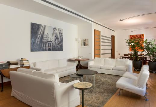 Nel centro storico di Milano, un'elegante dimora con ambienti di grande respiro, balcone sulla corte, cantina e possibilità di autorimesse private Image 3