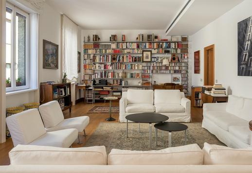 Nel centro storico di Milano, un'elegante dimora con ambienti di grande respiro, balcone sulla corte, cantina e possibilità di autorimesse private Image 2