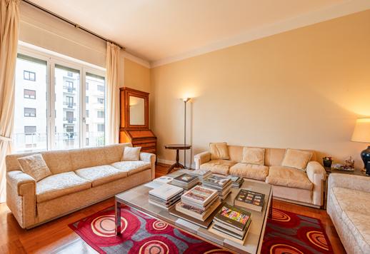 Appartamento di 210 mq su un livello con 4 camere e 3 bagni, posto al quarto piano di un palazzo d'epoca d'autore nel cuore di Porta Venezia a Milano. Image 3