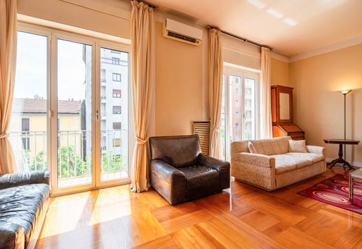 Appartamento di 210 mq su un livello con 4 camere e 3 bagni, posto al quarto piano di un palazzo d'epoca d'autore nel cuore di Porta Venezia a Milano. Image 4