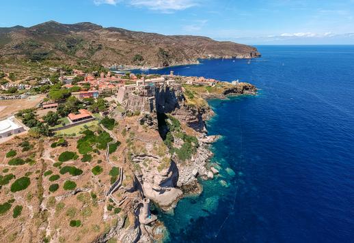 Splendida dimora di 400 mq su due livelli con sei camere e cinque bagni, immersa in un immenso parco di 3000 mq nella location più prestigiosa dell'isola Image 5