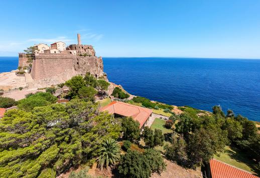 Splendida dimora di 400 mq su due livelli con sei camere e cinque bagni, immersa in un immenso parco di 3000 mq nella location più prestigiosa dell'isola Image 3
