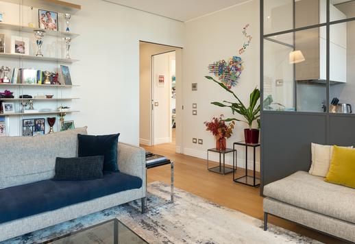 Esclusivo appartamento di 171 mq ad un unico livello nel prestigioso distretto di Porta Nuova a Milano, completo di tre ampie camere da letto, tre bagni e un vivibile balcone. Image 3