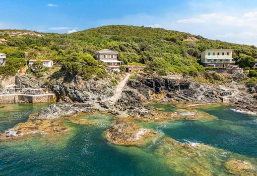 Prestigeträchtige Pieds-dans-l’eau-Wohnung mit 140 m² auf zwei Ebenen, drei Schlafzimmern, zwei Bädern und großzügigen Außenbereichen mit Panoramablick an der prachtvollen Costa degli Etruschi Image 2