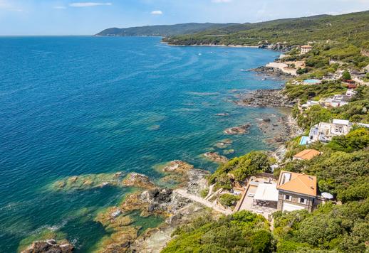 Prestigeträchtige Pieds-dans-l’eau-Wohnung mit 140 m² auf zwei Ebenen, drei Schlafzimmern, zwei Bädern und großzügigen Außenbereichen mit Panoramablick an der prachtvollen Costa degli Etruschi Image 4