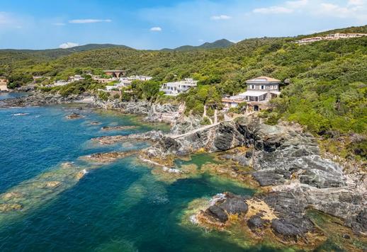 Prestigeträchtige Pieds-dans-l’eau-Wohnung mit 140 m² auf zwei Ebenen, drei Schlafzimmern, zwei Bädern und großzügigen Außenbereichen mit Panoramablick an der prachtvollen Costa degli Etruschi Image 1