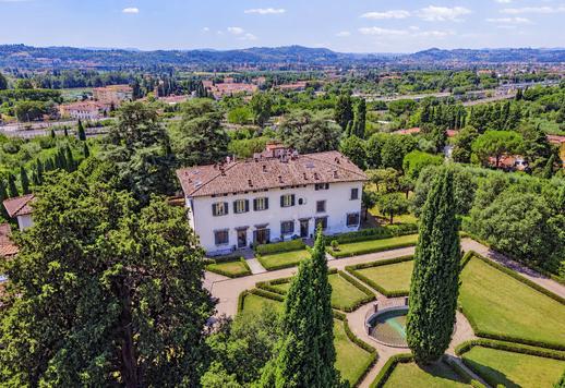Appartamento d'élite di 260 mq su due livelli con tre camere e tre bagni, immerso nel verde tra le esclusive colline di Settignano e Rovezzano a Firenze Image 1