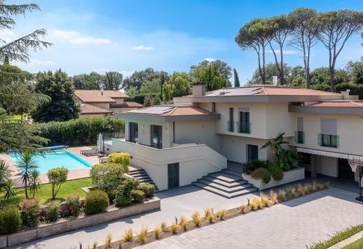 Maison individuelle de 452 m² sur deux niveaux, située dans un parc privé de 2 000 m² Image 3