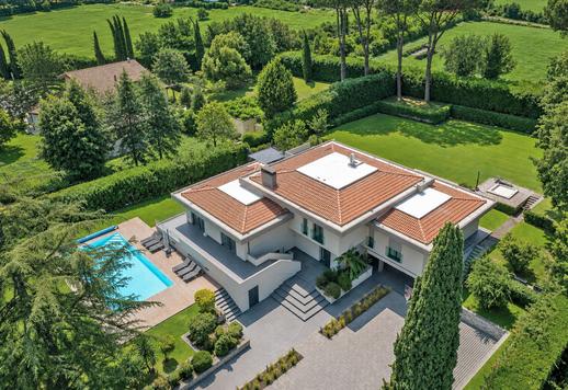 Maison individuelle de 452 m² sur deux niveaux, située dans un parc privé de 2 000 m² Image 1