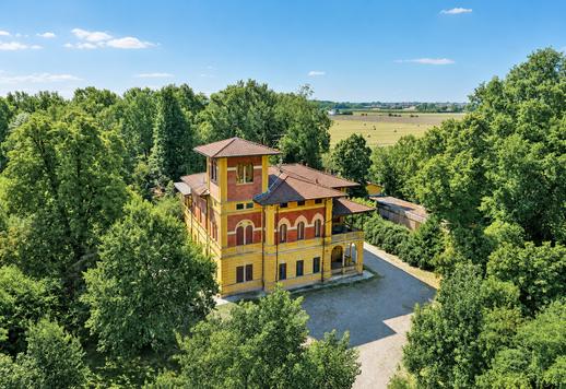 Резиденція площею 600 кв.м. у багатовіковому парку площею 36 000 кв.м. з басейном та природним озером Image 2