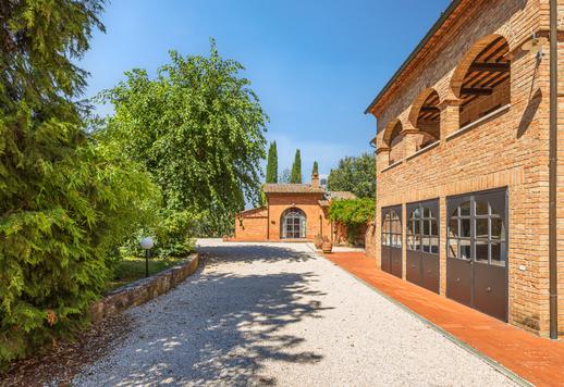 Villa du XVIIIe siècle de 890 m² sur deux niveaux, divisée en 13 appartements indépendants Image 5