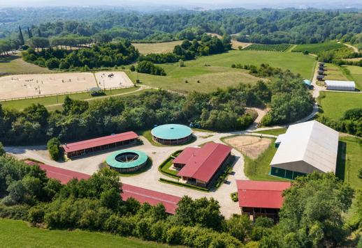 Posiadłość o powierzchni ponad 26 hektarów z gospodarstwem, profesjonalnym ośrodkiem jeździeckim, stodołą i basenem Image 4