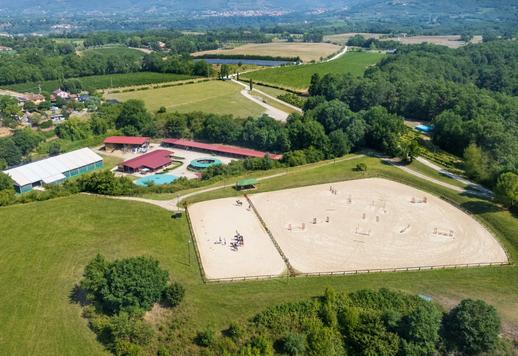 Posiadłość o powierzchni ponad 26 hektarów z gospodarstwem, profesjonalnym ośrodkiem jeździeckim, stodołą i basenem Image 5