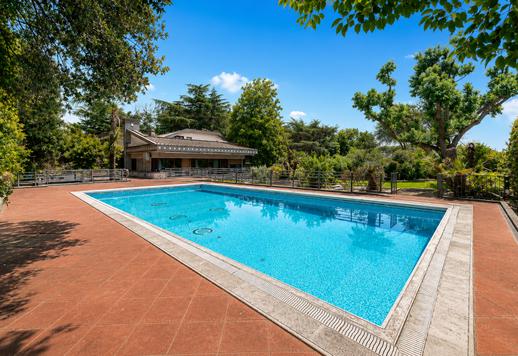 Prestižinė 1160 m² rezidencija per tris lygius garsiajame Romos EUR rajone su penkiais miegamaisiais, penkiais vonios kambariais ir dideliu privačiu parku. Image 2