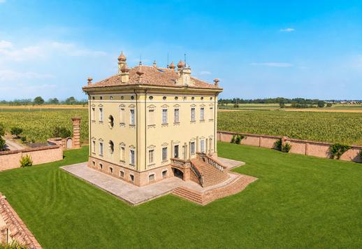 Historische Residenz aus dem 18. Jahrhundert mit 843 m² auf vier Ebenen und monumentalen Freskensälen Image 1