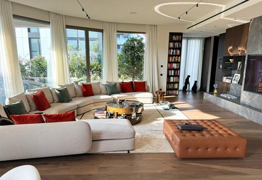 Apartamento de 208 m² en la séptima planta de un edificio de diseño, con una terraza de 74 m², dos suites principales y tres baños. Image 2
