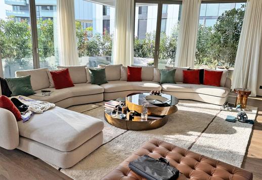 Apartamento de 208 m² en la séptima planta de un edificio de diseño, con una terraza de 74 m², dos suites principales y tres baños. Image 3