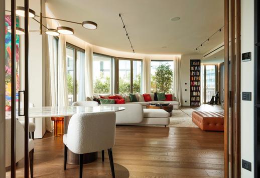 Apartamento de 208 m² en la séptima planta de un edificio de diseño, con una terraza de 74 m², dos suites principales y tres baños. Image 1