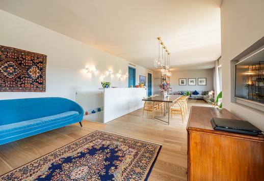 Appartement de 300 m² situé aux troisième et quatrième étages d'un immeuble de standing niché dans un cadre verdoyant en milieu urbain, desservi par un ascenseur Image 3