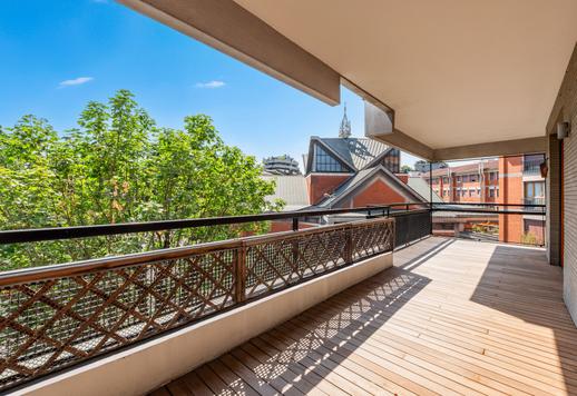 Appartement de 300 m² situé aux troisième et quatrième étages d'un immeuble de standing niché dans un cadre verdoyant en milieu urbain, desservi par un ascenseur Image 8