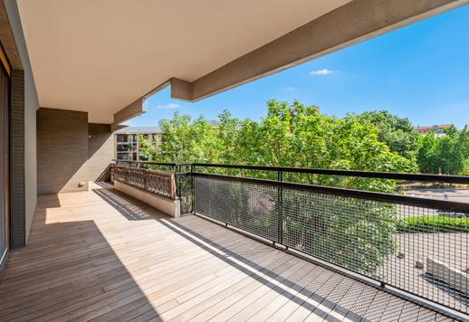 Appartement de 300 m² situé aux troisième et quatrième étages d'un immeuble de standing niché dans un cadre verdoyant en milieu urbain, desservi par un ascenseur Image 9