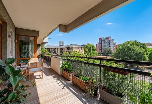 Appartement de 300 m² situé aux troisième et quatrième étages d'un immeuble de standing niché dans un cadre verdoyant en milieu urbain, desservi par un ascenseur Image 7