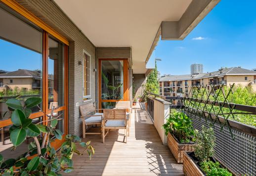 Appartement de 300 m² situé aux troisième et quatrième étages d'un immeuble de standing niché dans un cadre verdoyant en milieu urbain, desservi par un ascenseur Image 6