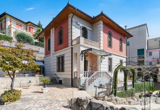 Residencia histórica de 320 m² distribuida en tres niveles con 300 m² de terrazas y vistas abiertas al golfo Image 1