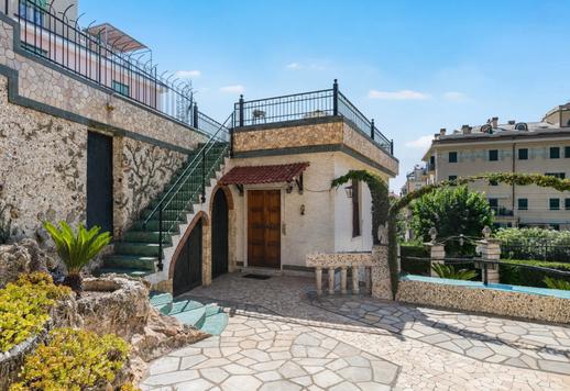 Residencia histórica de 320 m² distribuida en tres niveles con 300 m² de terrazas y vistas abiertas al golfo Image 9