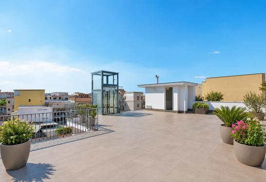 Residencia histórica de 1922 distribuida en 1100 m² en cuatro niveles comunicados por ascensor Image 5