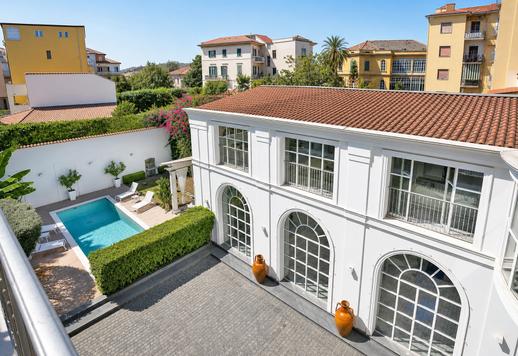 Residencia histórica de 1922 distribuida en 1100 m² en cuatro niveles comunicados por ascensor Image 6