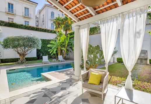 Residencia histórica de 1922 distribuida en 1100 m² en cuatro niveles comunicados por ascensor Image 3