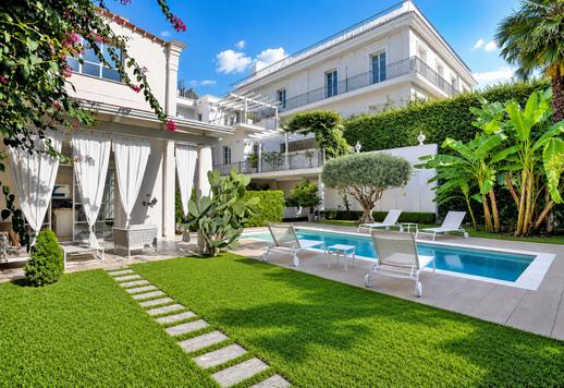 Residencia histórica de 1922 distribuida en 1100 m² en cuatro niveles comunicados por ascensor Image 1