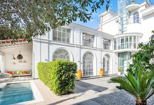 Residencia histórica de 1922 distribuida en 1100 m² en cuatro niveles comunicados por ascensor Image 2