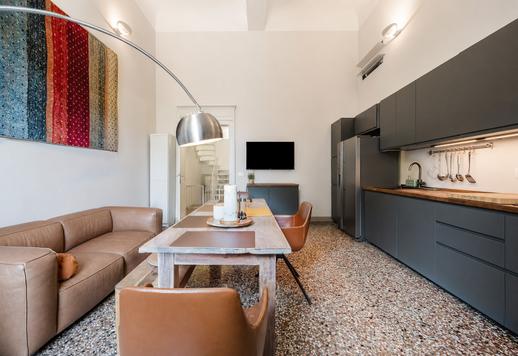 250 sqm first-floor residence with a second independent 60 sqm unit a short distance from the historic centre Image 7