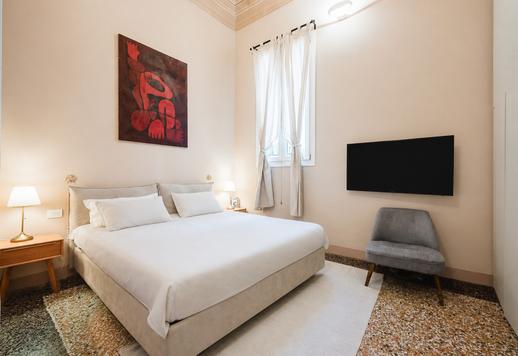 250 sqm first-floor residence with a second independent 60 sqm unit a short distance from the historic centre Image 9