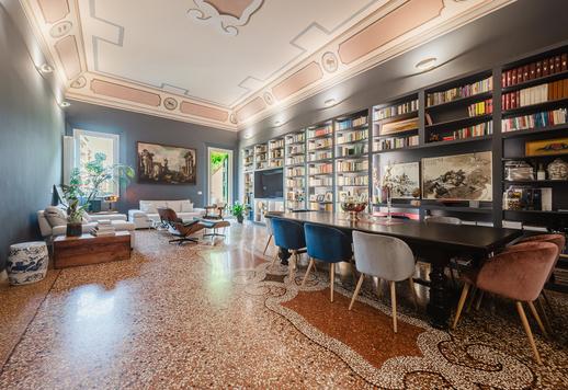 250 sqm first-floor residence with a second independent 60 sqm unit a short distance from the historic centre Image 1